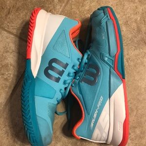 Wilson tennis shoe